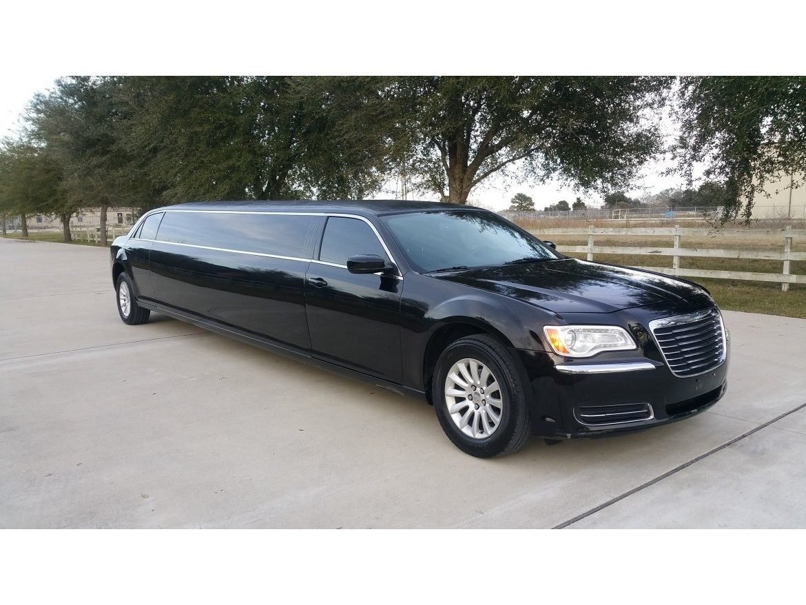 Chrysler 300 Stretch Limousine — Ballantyne Limousine, photo 7 of 10