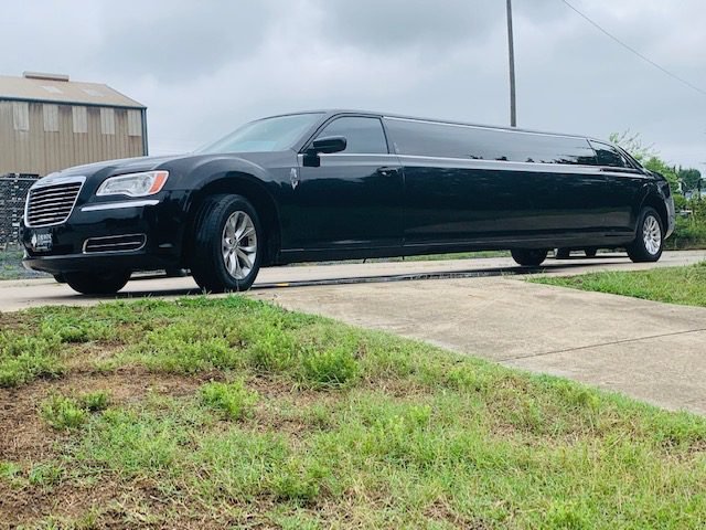 Chrysler 300 Stretch Limousine — Ballantyne Limousine, photo 9 of 10