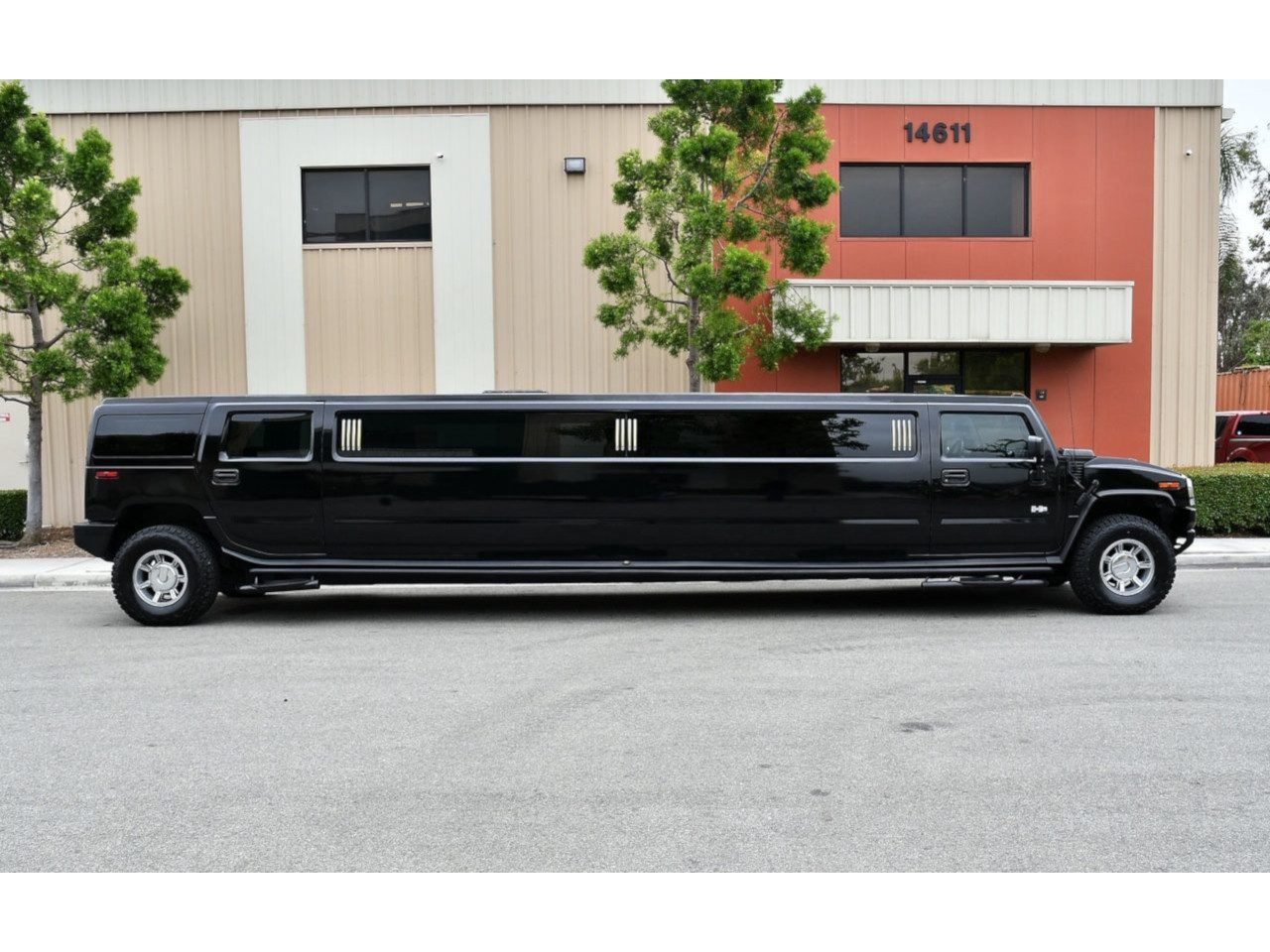 Hummer H2 Black — Ballantyne Limousine, photo 5 of 7