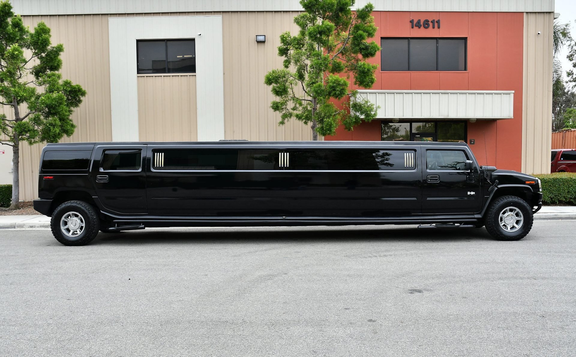 Hummer H2 Black — Ballantyne Limousine, photo 6 of 7