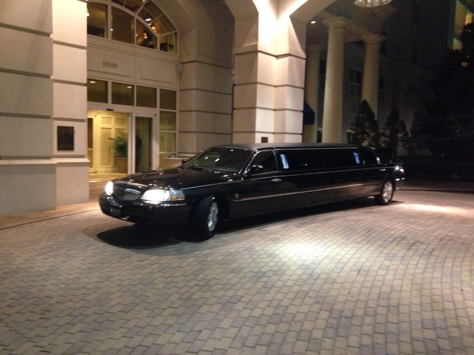 Lincoln Stretch Limousine — Ballantyne Limousine, photo 4 of 12