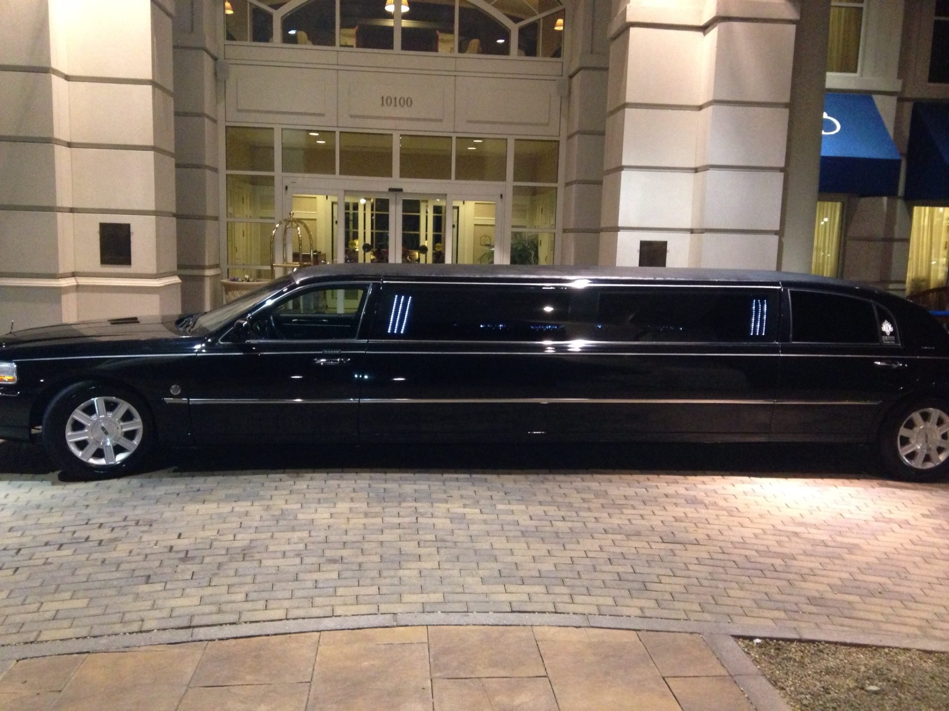Lincoln Stretch Limousine — Ballantyne Limousine, photo 7 of 12