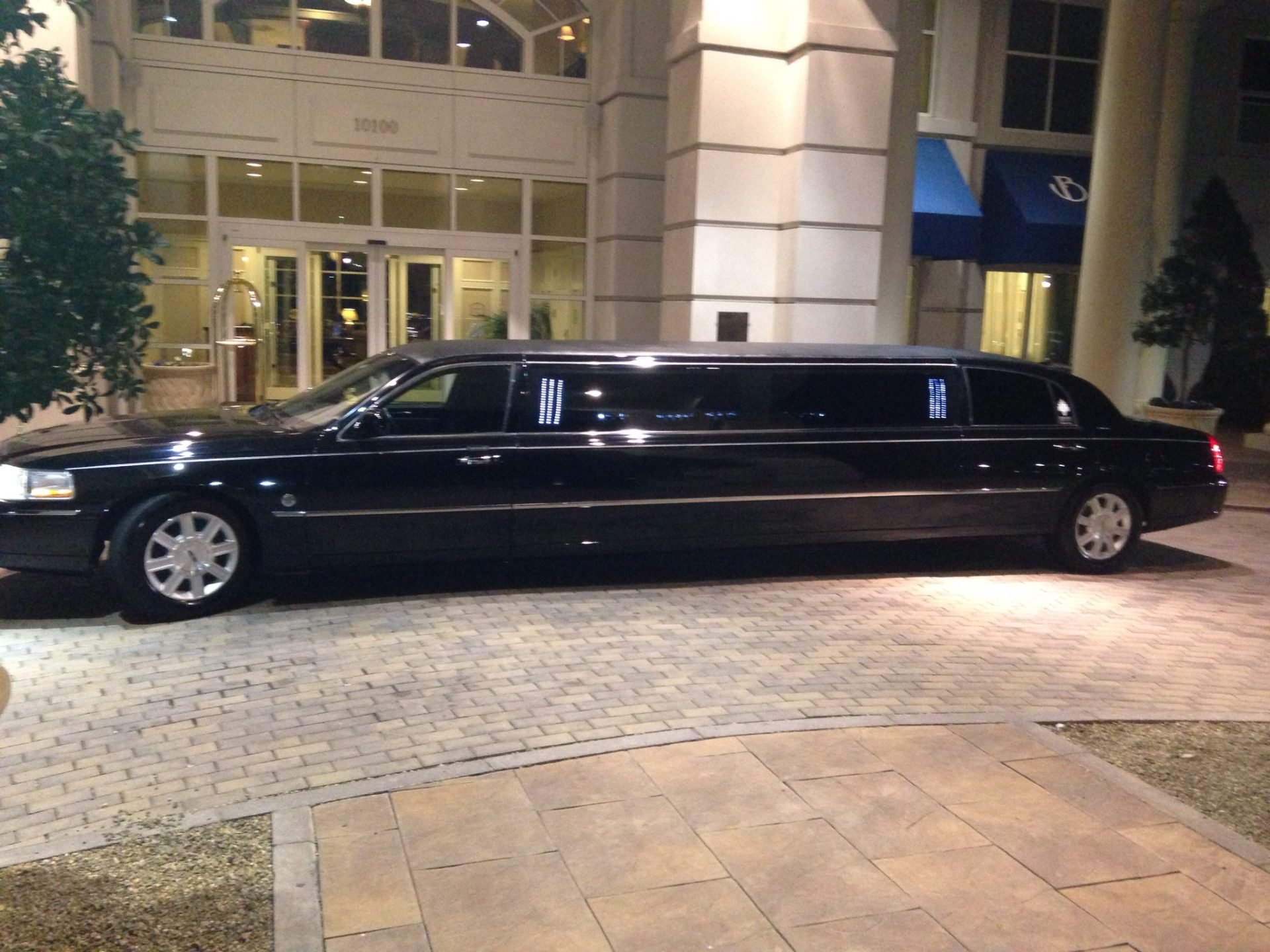 Lincoln Stretch Limousine — Ballantyne Limousine, photo 8 of 12