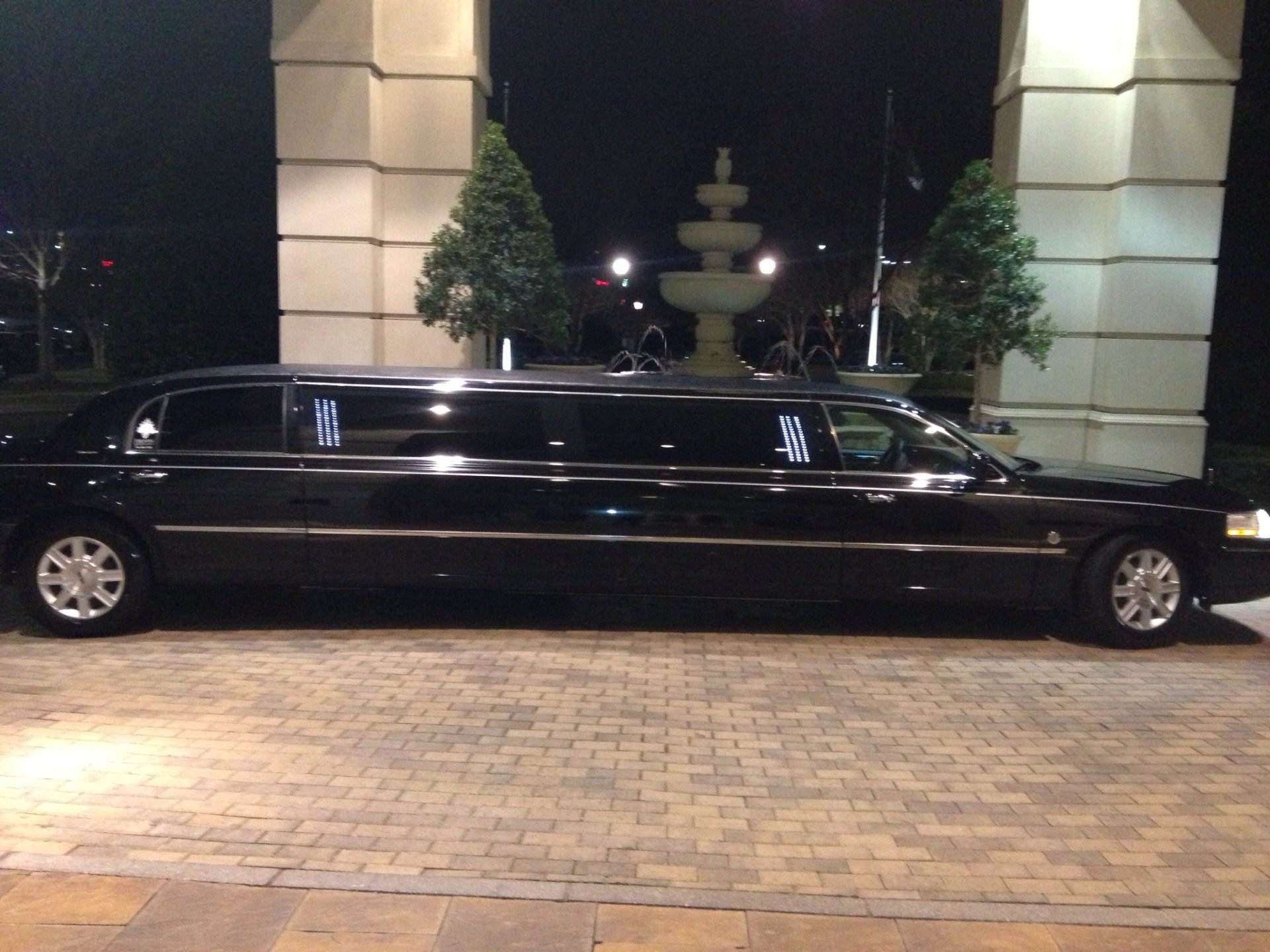 Lincoln Stretch Limousine — Ballantyne Limousine, photo 9 of 12