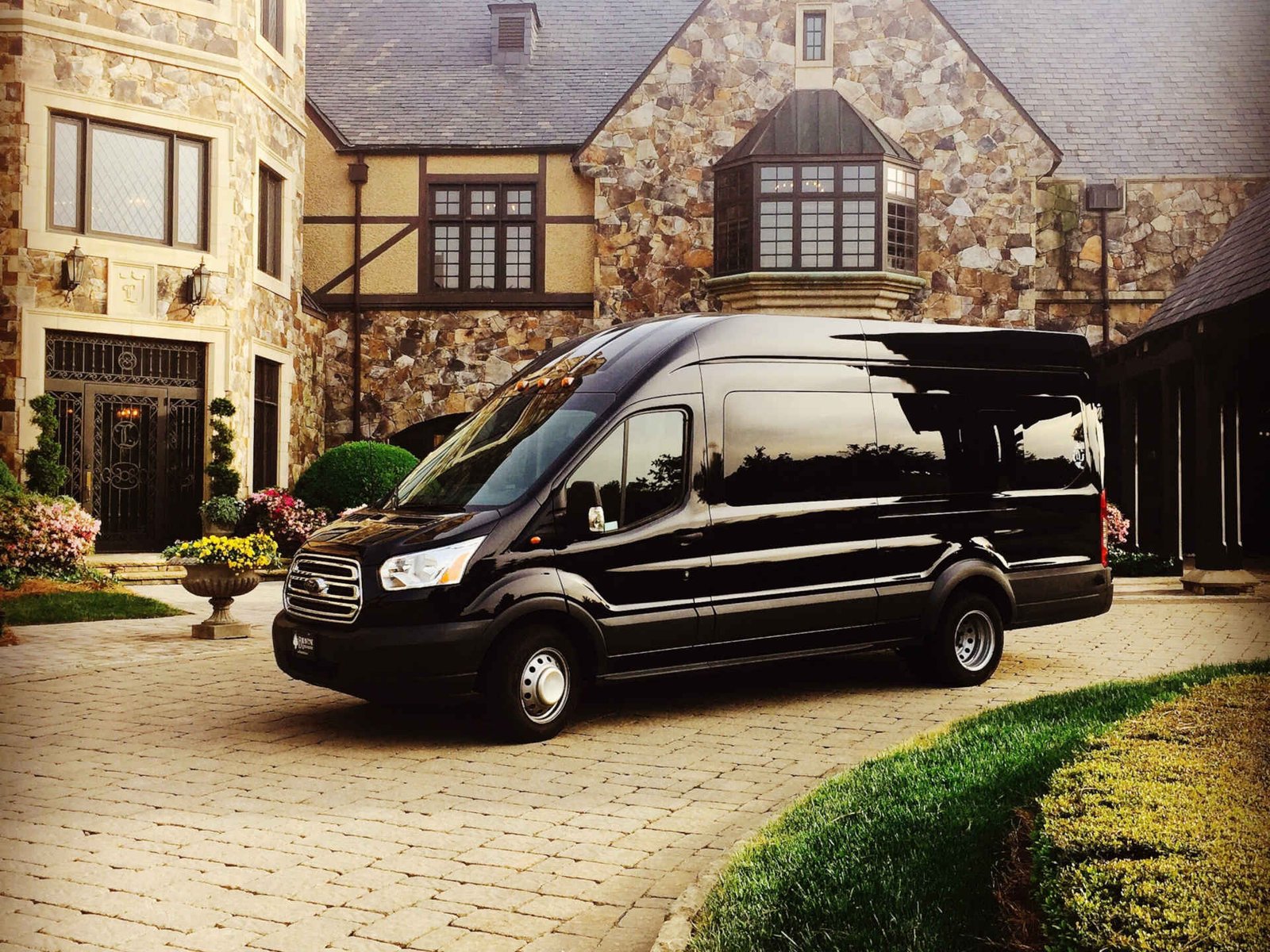 Luxury Van — Ballantyne Limousine, photo 3 of 7