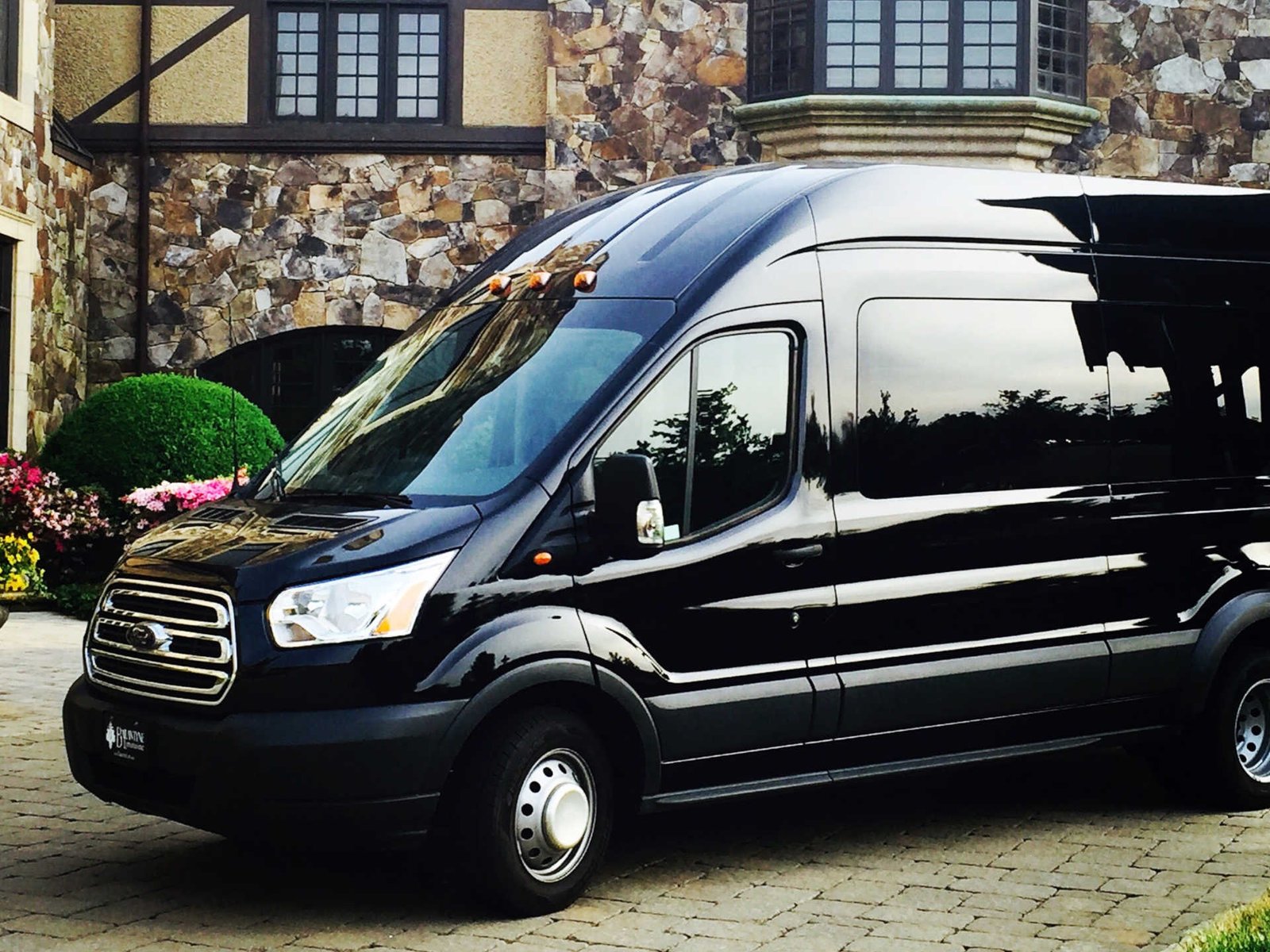 Luxury Van — Ballantyne Limousine, photo 6 of 7
