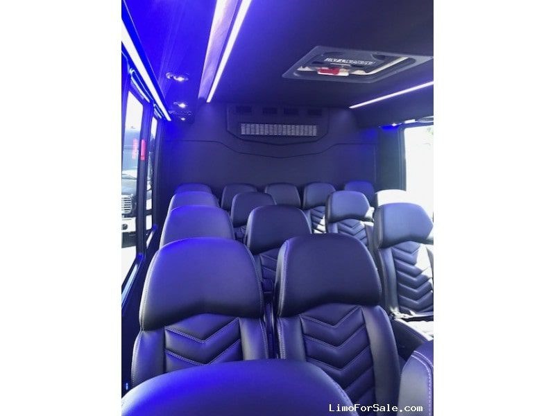 Minibus — Ballantyne Limousine, photo 2 of 4